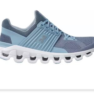 On Women’s cloudswift shoes size 8 worn once